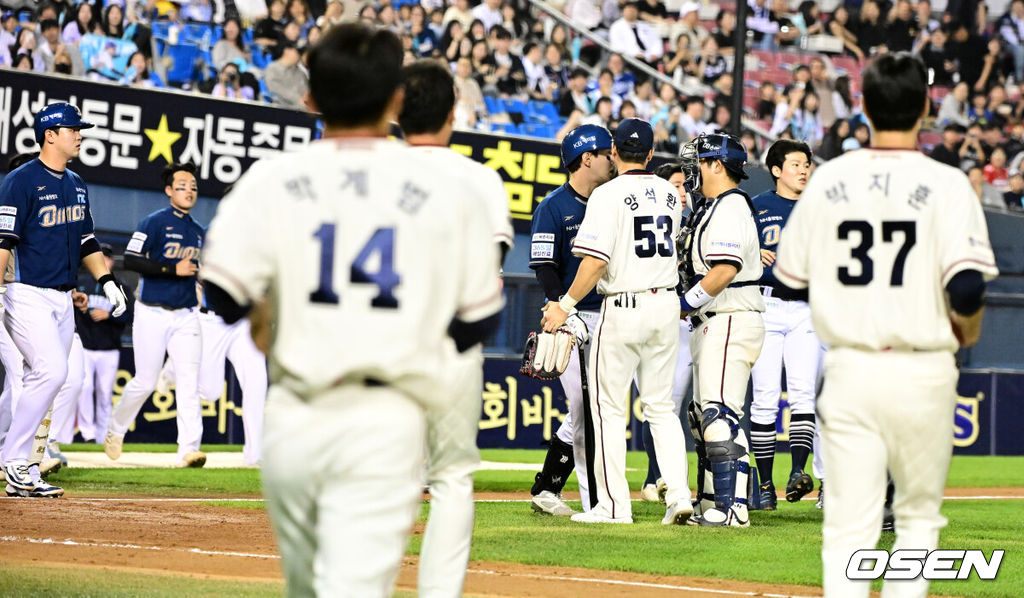 23일 오후 서울 잠실구장에서 2025 신한 SOL Bank KBO리그 두산 베어스와 NC 다이노스의 경기가 열렸다.이날 두산은 콜어빈, NC는 로건 앨런을 선발로 내세웠다.6회초 2사에서 NC 박건우가 두산 콜어빈의 몸쪽 볼에 놀라며 마운드로 걸어나가자 양석환, 김기연이 막아서고 있다. 양팀 벤치클리어링 발생. 2025.05.23 /jpnews@osen.co.kr