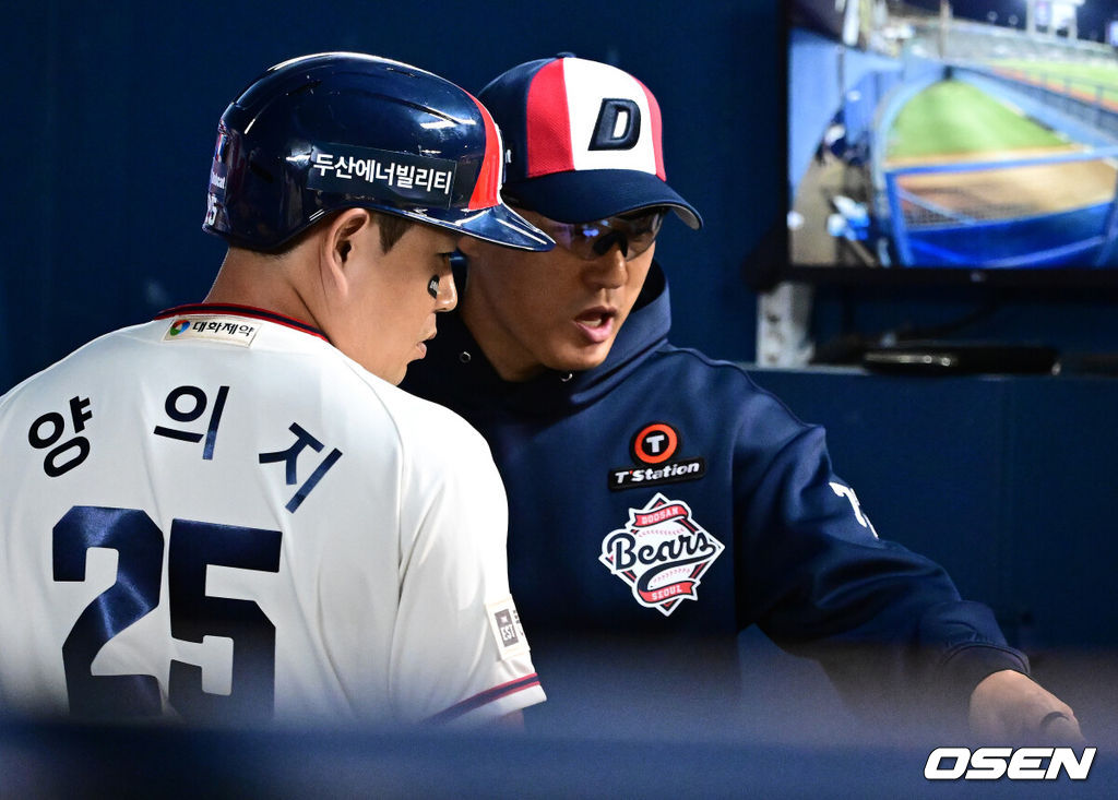 23일 오후 서울 잠실구장에서 2025 신한 SOL Bank KBO리그 두산 베어스와 NC 다이노스의 경기가 열렸다.이날 두산은 콜어빈, NC는 로건 앨런을 선발로 내세웠다.5회말 1사 1,3루에서 두산 양의지가 희생플라이로 선제 타점을 올리고 이승엽 감독과 이야기를 나누고 있다. 2025.05.23 /jpnews@osen.co.kr