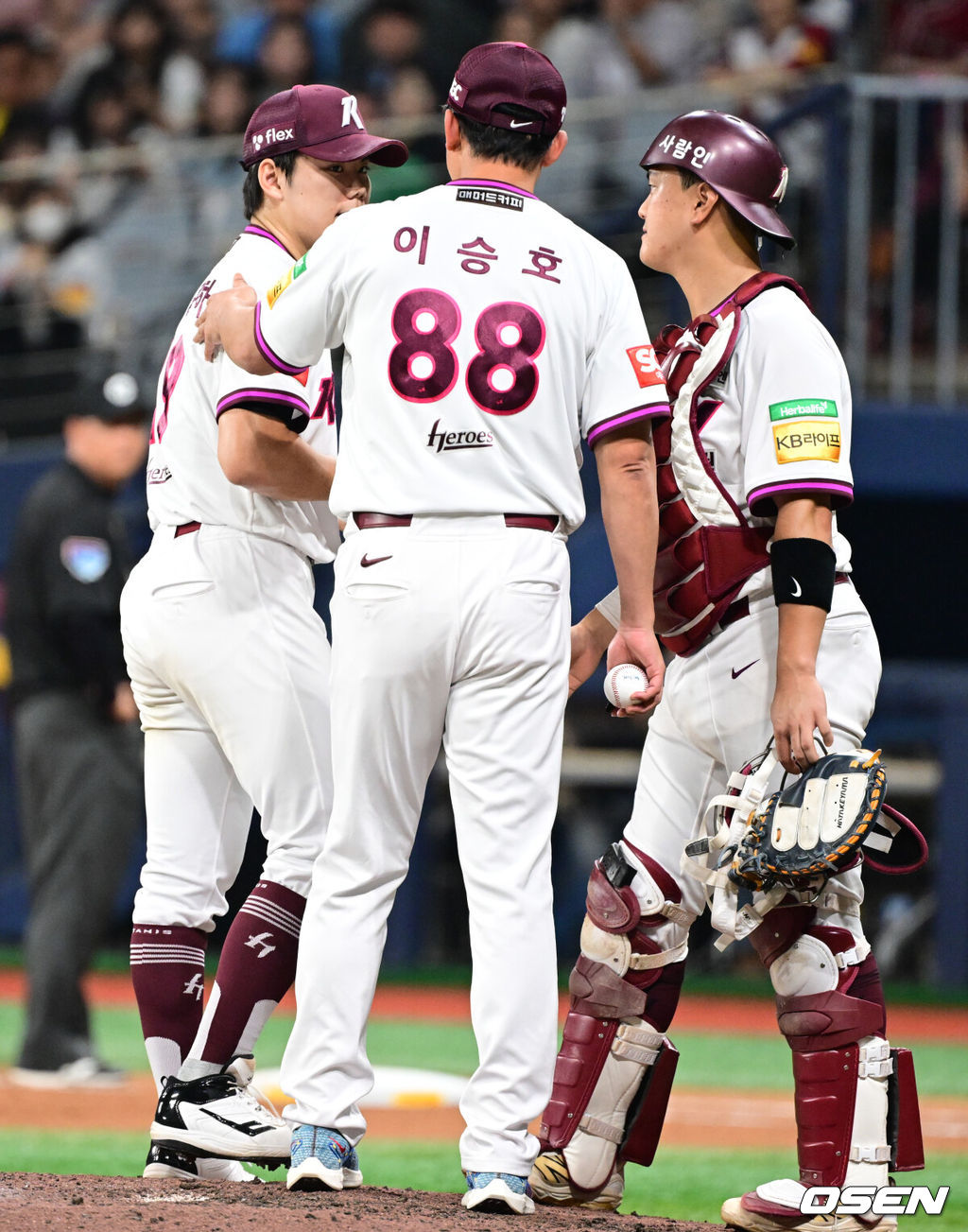 23일 오후 서울 고척스카이돔에서 2025 신한 SOL Bank KBO리그 키움 히어로즈와 KT 위즈의 경기가 열린다.이날 키움은 김윤하, KT는 오원석을 선발로 내세웠다.6회초 2사 2루 KT 권동진에게 볼넷으로 출루를 허용한 키움 선발 김윤하가 교체되고 있다. 2025.05.23 /cej@osen.co.kr