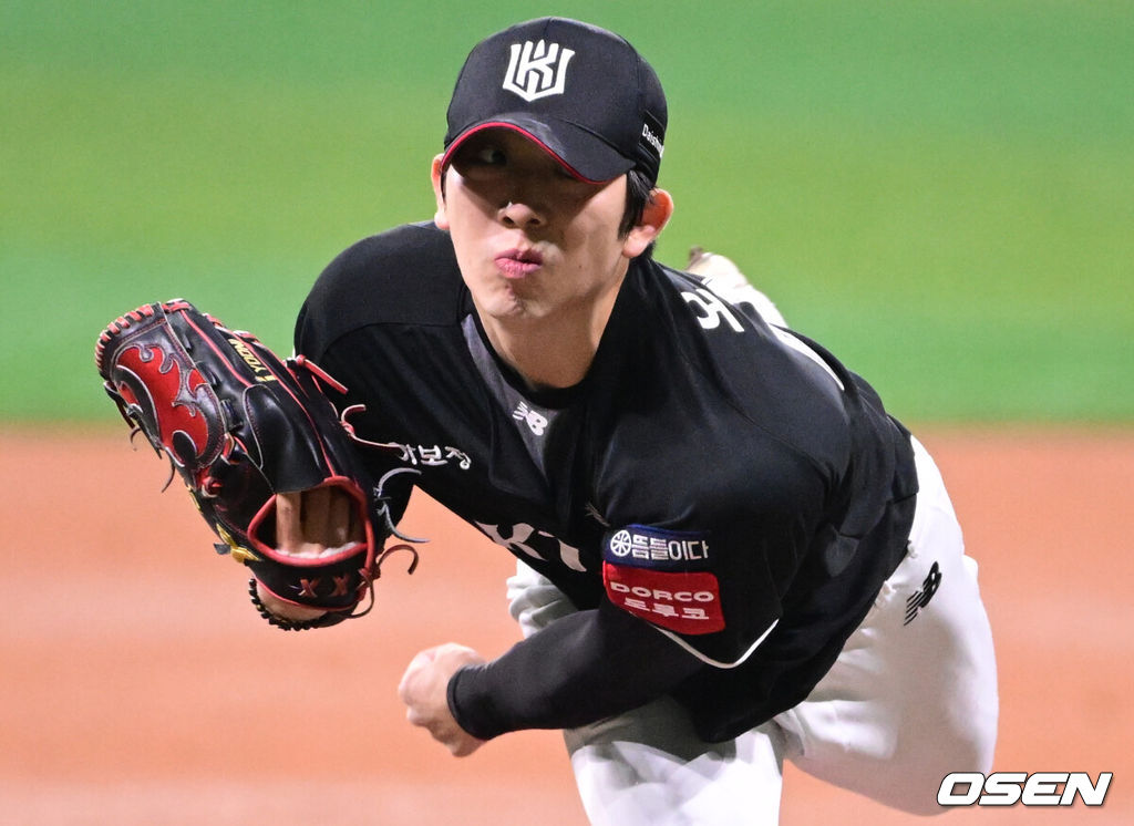 23일 오후 서울 고척스카이돔에서 2025 신한 SOL Bank KBO리그 키움 히어로즈와 KT 위즈의 경기가 열린다.이날 키움은 김윤하, KT는 오원석을 선발로 내세웠다.1회말 KT 선발 오원석이 역투하고 있다. 2025.05.23 /