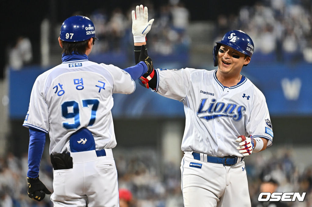 23일 대구삼성라이온즈파크에서 2025 신한 SOL 뱅크 KBO 리그 삼성 라이온즈와 KIA 타이거즈의 경기가 열렸다. 홈팀 삼성은 황동재가, 방문팀 KIA는 네일이 선발 출전했다. 삼성 라이온즈 김재성이 4회말 1사 2,3루 좌중간 동점 1타점 적시타를 치고 하이파이브를 하고 있다. 2025.05.23 / foto0307@osen.co.kr