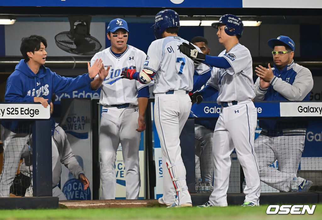 23일 대구삼성라이온즈파크에서 2025 신한 SOL 뱅크 KBO 리그 삼성 라이온즈와 KIA 타이거즈의 경기가 열렸다. 홈팀 삼성은 황동재가, 방문팀 KIA는 네일이 선발 출전했다. 삼성 라이온즈 이재현이 4회말 1사 3루 역전 중견수 희생플라이를 치고 하이파이브를 하고 있다. 2025.05.23 / foto0307@osen.co.kr
