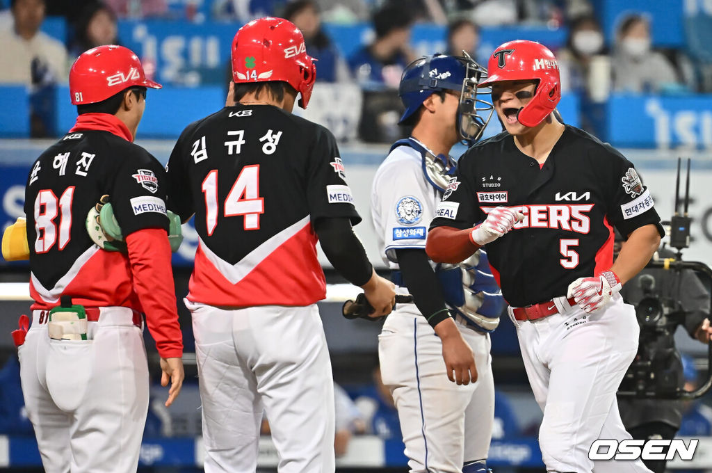 23일 대구삼성라이온즈파크에서 2025 신한 SOL 뱅크 KBO 리그 삼성 라이온즈와 KIA 타이거즈의 경기가 열렸다. 홈팀 삼성은 황동재가, 방문팀 KIA는 네일이 선발 출전했다. KIA 타이거즈 김도영이 8회초 1사 1루 좌중월 2점 홈런을 치고 하이파이브를 하고 있다. 2025.05.23 / foto0307@osen.co.kr