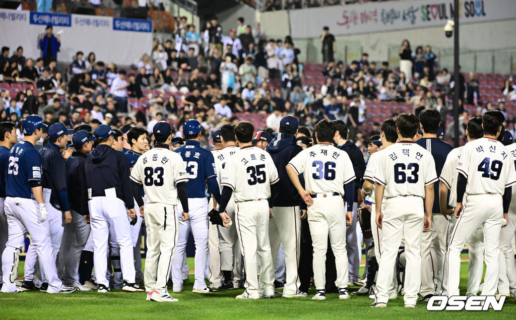 23일 오후 서울 잠실구장에서 2025 신한 SOL Bank KBO리그 두산 베어스와 NC 다이노스의 경기가 열렸다.이날 두산은 콜어빈, NC는 로건 앨런을 선발로 내세웠다.NC가 0-1로 뒤진 6회초 공격. 2사 박건우 타석에 두산 선발 콜어빈의 7구째 149km 직구가 박건우의 머리 쪽으로 향하며 벤치클리어링이 발발했다. 앞서 4회초 타석에서도 박건우는 콜어빈의 149km 직구에 왼쪽 옆구리를 강하게 맞으며 상당한 고통을 호소했다. 양팀 선수들이 그라운드에서 언쟁을 벌이고 있다. 2025.05.23 /jpnews@osen.co.kr