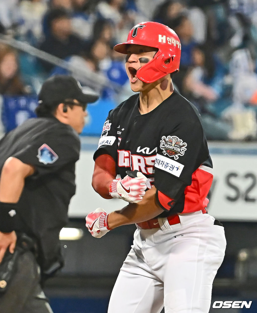 23일 대구삼성라이온즈파크에서 2025 신한 SOL 뱅크 KBO 리그 삼성 라이온즈와 KIA 타이거즈의 경기가 열렸다. 홈팀 삼성은 황동재가, 방문팀 KIA는 네일이 선발 출전했다. KIA 타이거즈 김도영이 8회초 1사 1루 좌중월 2점 홈런을 치고 포효하고 있다. 2025.05.23 / foto0307@osen.co.kr