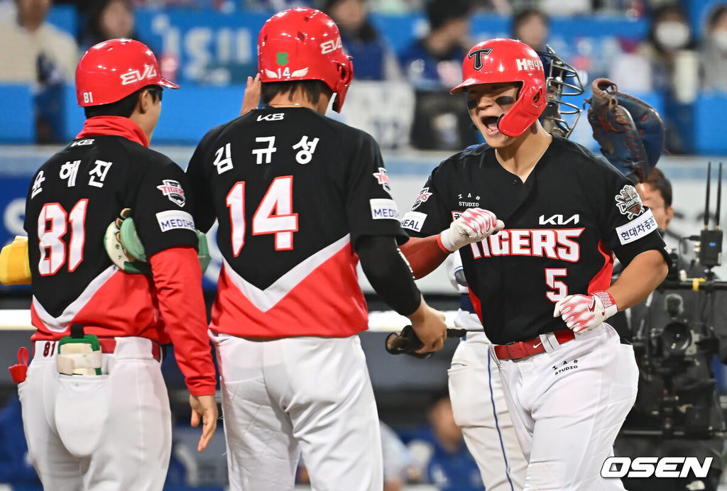 23일 대구삼성라이온즈파크에서 2025 신한 SOL 뱅크 KBO 리그 삼성 라이온즈와 KIA 타이거즈의 경기가 열렸다. 홈팀 삼성은 황동재가, 방문팀 KIA는 네일이 선발 출전했다. KIA 타이거즈 김도영이 8회초 1사 1루 좌중월 2점 홈런을 치고 하이파이브를 하고 있다. 2025.05.23 / foto0307@osen.co.kr