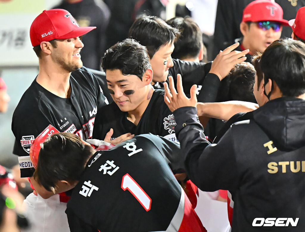 23일 대구삼성라이온즈파크에서 2025 신한 SOL 뱅크 KBO 리그 삼성 라이온즈와 KIA 타이거즈의 경기가 열렸다. 홈팀 삼성은 황동재가, 방문팀 KIA는 네일이 선발 출전했다. KIA 타이거즈 김도영이 8회초 1사 1루 좌중월 2점 홈런을 치고 기쁨을 나누고 있다. 2025.05.23 / foto0307@osen.co.kr