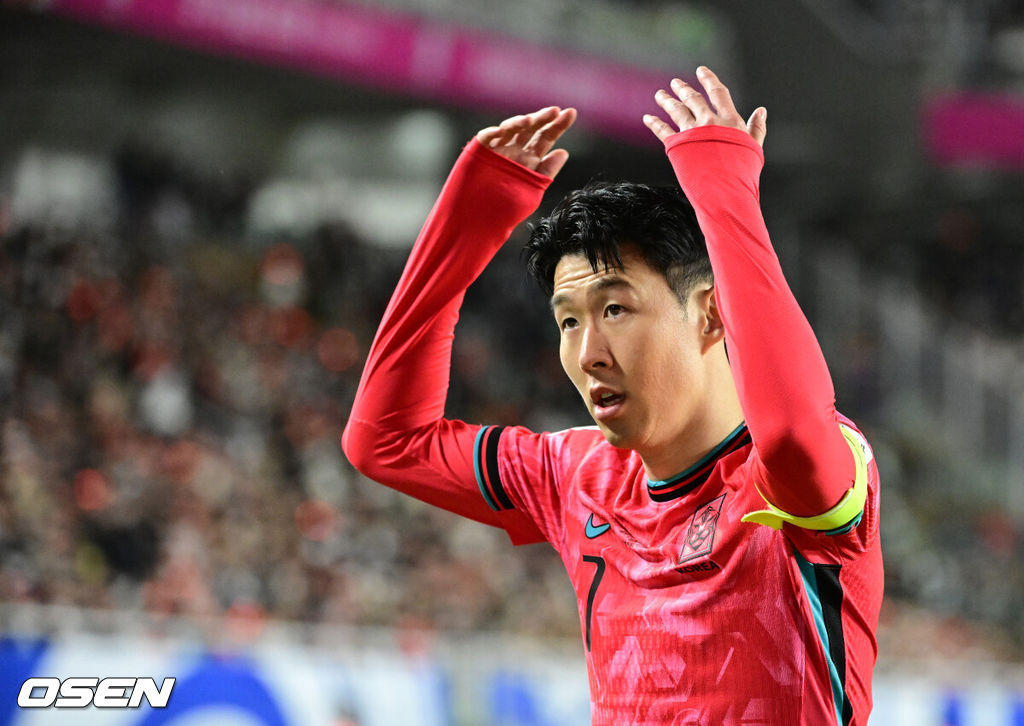 홍명보호가 이번에도 승리하지 못했다. 요르단과 아쉬운 무승부를 거두면서 3경기 연속 승점 1점을 추가하는 데 만족해야 했다.홍명보 감독이 이끄는 대한민국 축구대표팀은 25일 오후 8시 수원월드컵경기장에서 열린 2026 국제축구연맹(FIFA) 북중미 월드컵 아시아지역 3차 예선 B조 8차전에서 요르단과 1-1로 비겼다.이제 한국은 승점 16(4승 4무)으로 불안한 조 1위를 유지 중이다. 2위 요르단(승점 13), 한 경기 덜 치른 이라크(승점 12)와 격차가 크지 않다. 6월 A매치 결과에 따라 뒤집힐 가능성도 충분하다.후반 대한민국 손흥민이 코너킥을 준비하며 팬들의 응원을 유도하고 있다. 2025.03.25 / jpnews@osen.co.kr