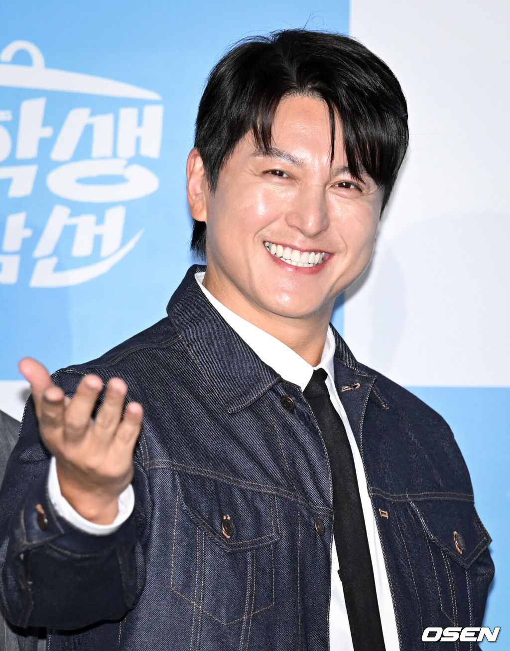 E채널 새 예능 ‘류학생 어남선’ 제작발표회가 15일 서울 종로구 씨네큐브 광화문에서 열렸다.'류학생 어남선'은 '먹고 배우고 완성하라'는 슬로건으로 류수영, 윤경호, 기현이 함께 현지로 떠나 세계의 낯선 요리를 배우고 해외의 '킥'을 넣어 요리를 완성하는 예능 프로그램이다. 세 사람은 포르투로 첫 번째 요리 유학을 떠난다.배우 류수영이 포즈를 취하고 있다. 2025.05.15 /cej@osen.co.kr