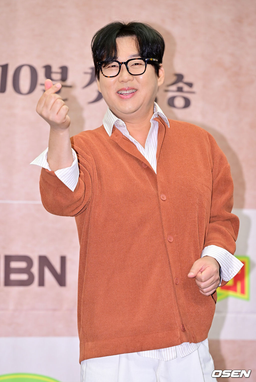 6일 오전 서울 마포구 상암동 스탠포드호텔 그랜드볼룸에서 MBN 새 오디션 프로그램 ‘오빠시대’ 제작발표회가 열렸다.가수 변진섭이 무대 위에서 포토타임을 갖고 있다. 2023.10.06 /rumi@osen.co.kr