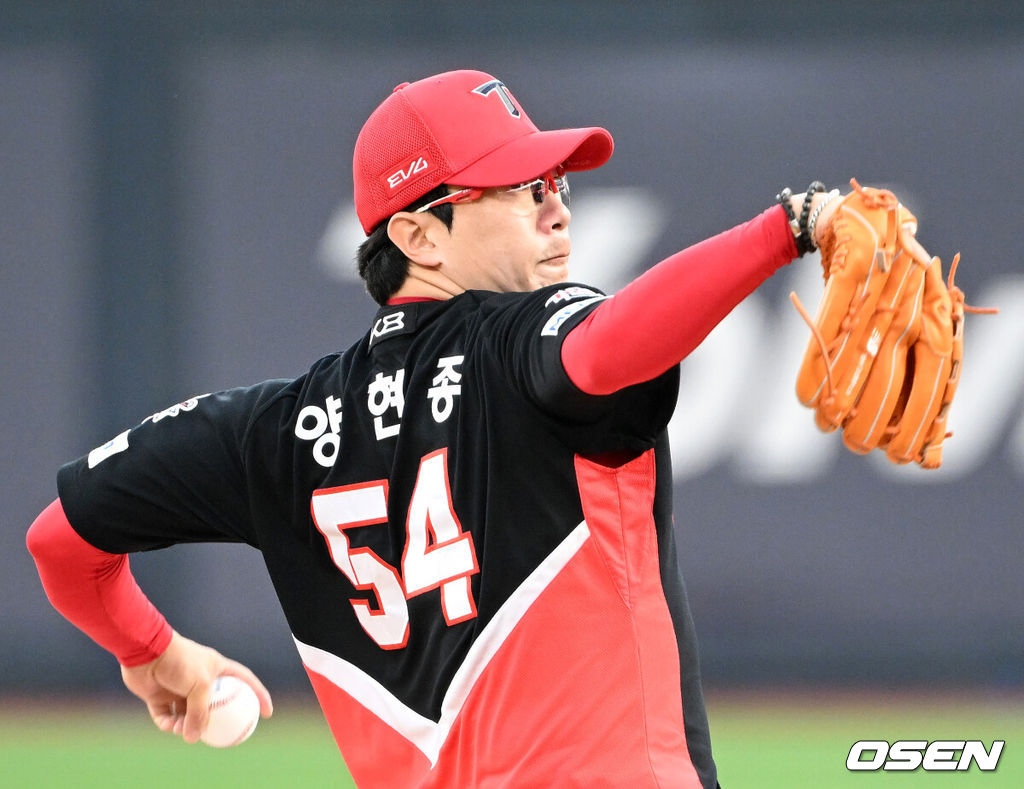 22일 오후 수원 KT위즈파크에서 2025 신한 SOL Bank KBO리그 KT 위즈와 KIA 타이거즈의 경기가 열렸다.KT는 쿠에바스, KIA는 양현종을 선발투수로 내세웠다1회말 무사에서 KIA 선발투수 양현종이 역투하고 있다. 2025.05.22 /sunday@osen.co.kr