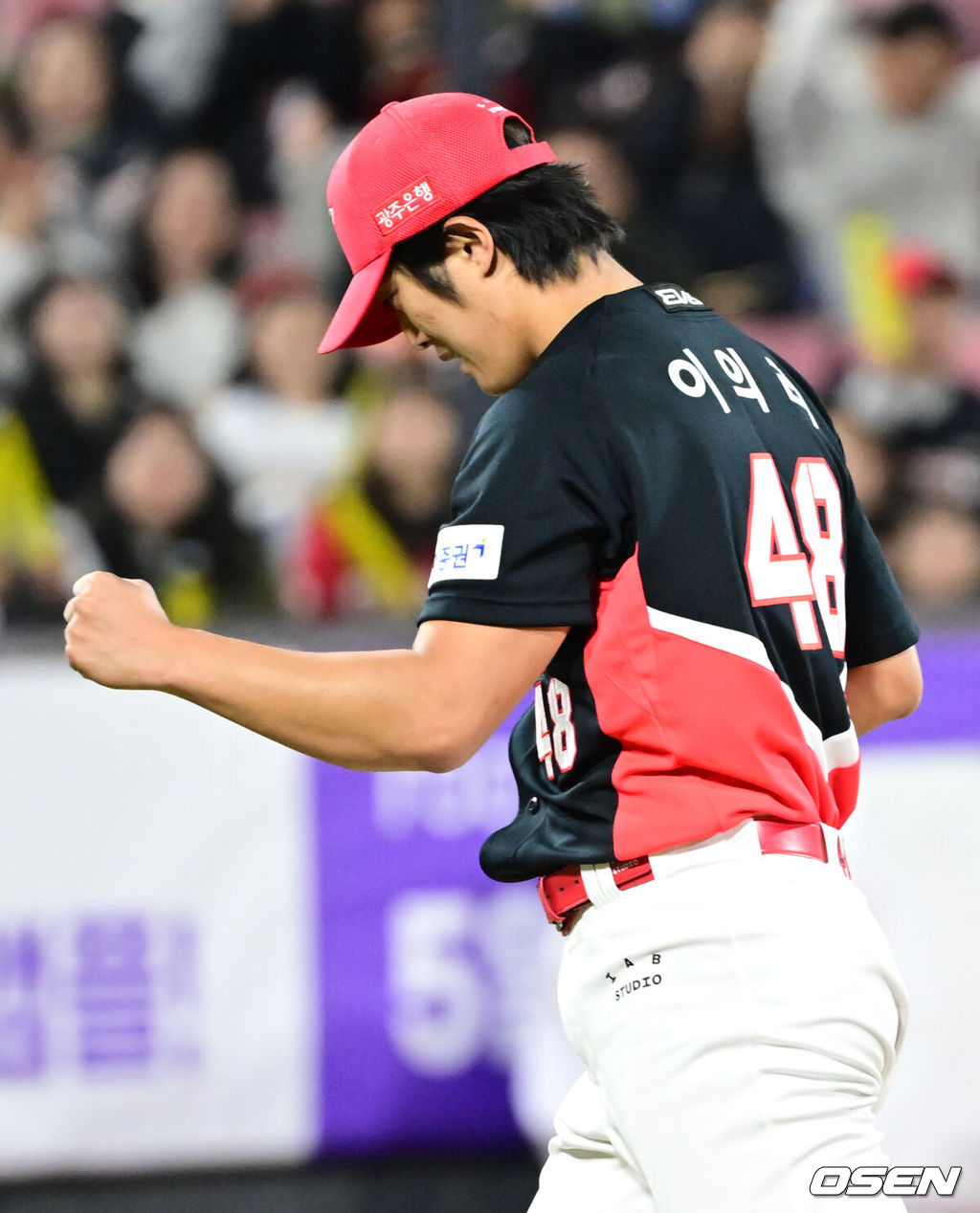 4일 오후 경기 수원시 KT위즈파크에서 ‘2024 신한 SOL Bank KBO리그’ KT 위즈와 KIA 타이거즈의 경기가 열렸다. 이날 KT와 KIA는 쿠에바스, 이의리가 선발로 등판해 맞대결을 펼쳤다.5회초 2사 1 ,2루 KIA 이의리가 KT 박병호를 헛스윙 삼진으로 잡아낸 뒤 기뻐하고 있다. 2024.04.04 / ksl0919@osen.co.kr