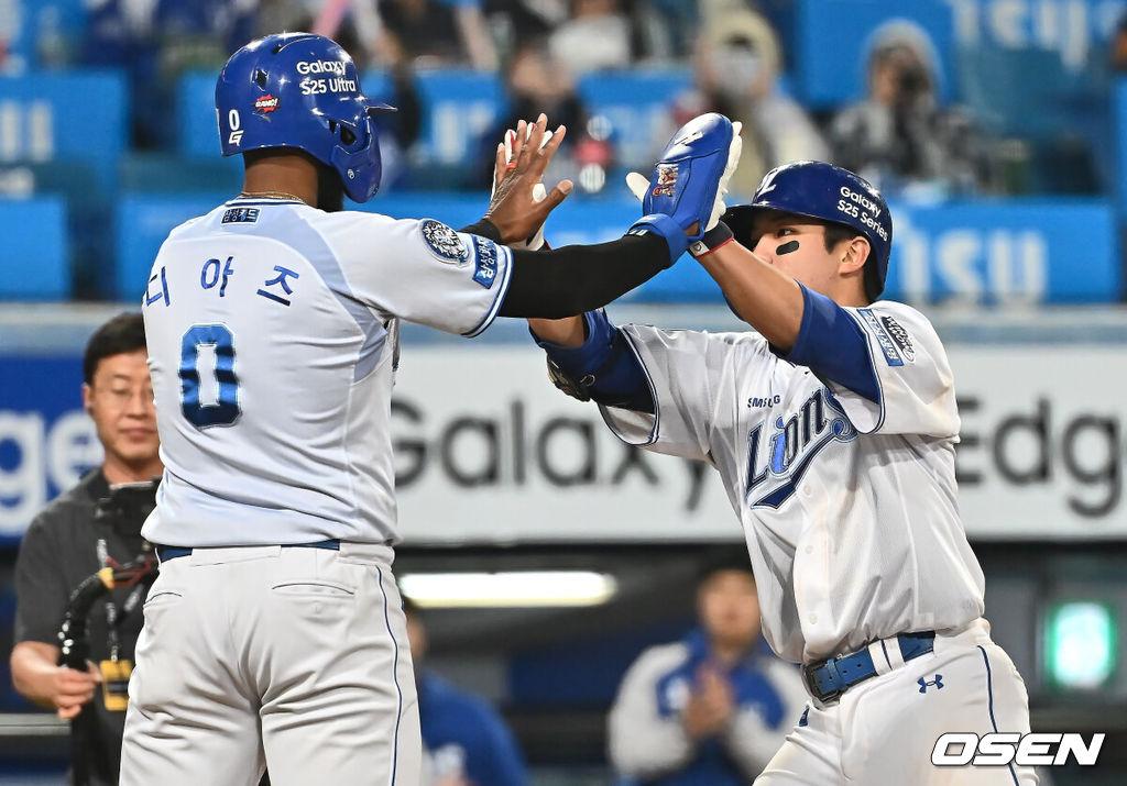 23일 대구삼성라이온즈파크에서 2025 신한 SOL 뱅크 KBO 리그 삼성 라이온즈와 KIA 타이거즈의 경기가 열렸다. 홈팀 삼성은 황동재가, 방문팀 KIA는 네일이 선발 출전했다. 삼성 라이온즈 김영웅이 8회말 1사 1루 우월 2점 홈런을 치고 하이파이브를 하고 있다. 2025.05.23 / foto0307@osen.co.kr