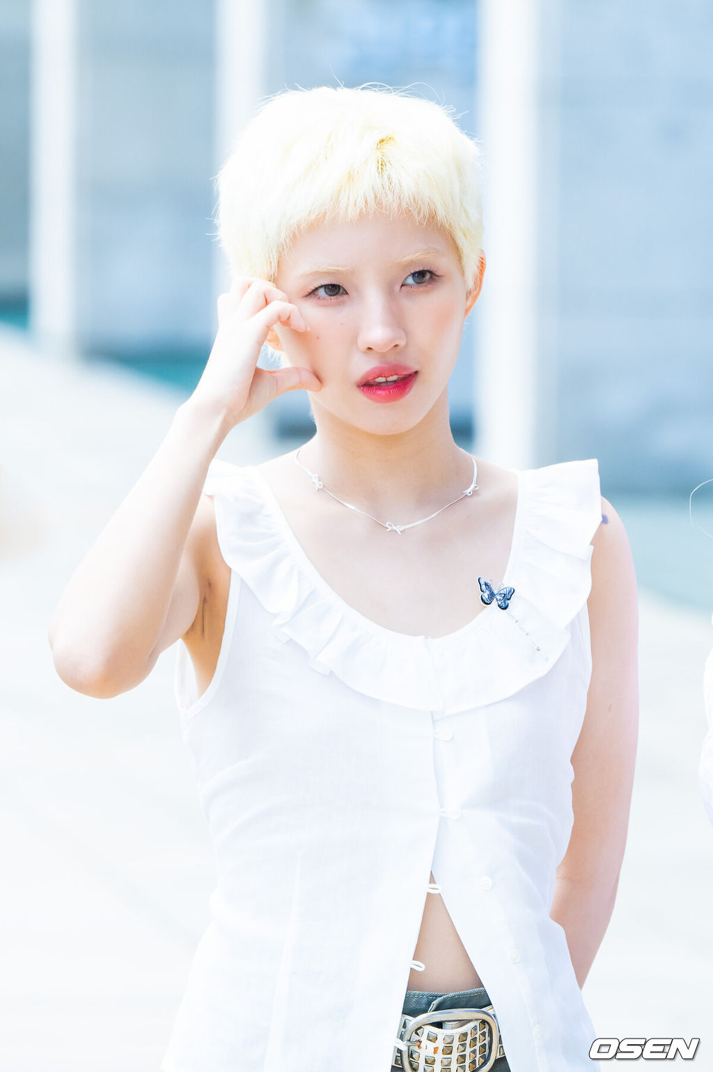 그룹 아이들(i-dle)이 20일 오후 서울 영등포구 여의도동 KBS 본관에서 진행되는 KBS Cool FM ‘이은지의 가요광장’에 참석했다.그룹 아이들(i-dle)은 지난 19일 미니 8집 ‘위 아(We are)’를 발표했다. 지난해 7월 낸 미니 7집 ‘아이 스웨이(I SWAY)’ 이후 10개월 만의 신보다. 그 사이 아이들에게는 중요한 변화가 있었다. 미연, 민니, 소연, 우기, 슈화까지 멤버 전원이 큐브엔터테인먼트와 재계약을 체결했다. 팀명은 기존의 ‘(여자)아이들((G)I-DLE)’에서 ‘아이들(i-dle)’로 변경했다.그룹 아이들 멤버 소연이 포즈를 취하고 있다. 2025.05.20 / soul1014@osen.co.kr