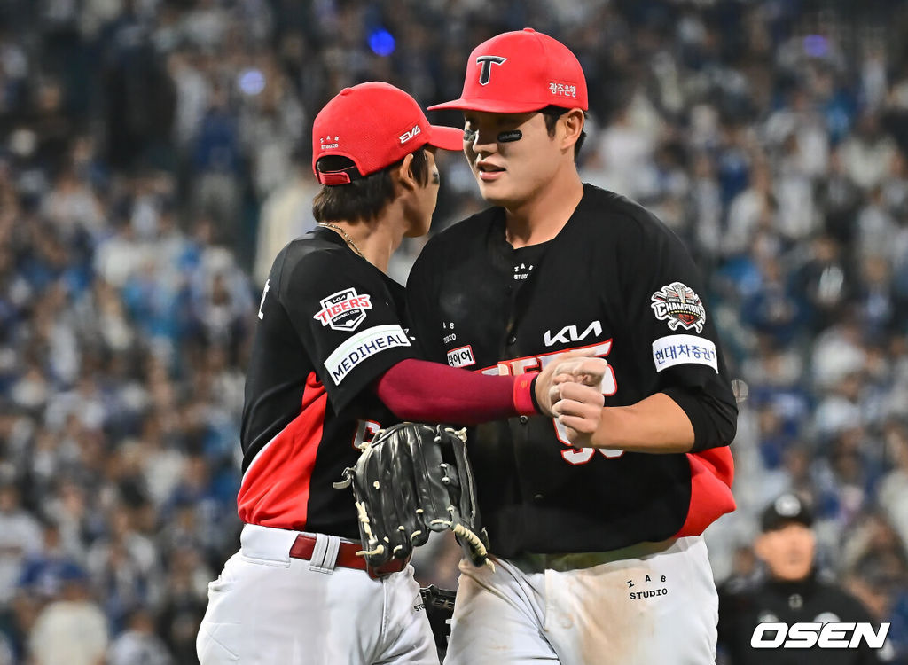 23일 대구삼성라이온즈파크에서 2025 신한 SOL 뱅크 KBO 리그 삼성 라이온즈와 KIA 타이거즈의 경기가 열렸다. 홈팀 삼성은 황동재가, 방문팀 KIA는 네일이 선발 출전했다. KIA 타이거즈 오선우가 7회말 1사 1,3루 삼성 라이온즈 김성윤의 좌익수 플라이 아웃때 홈으로 쇄도한 이재현을 잡고 축하를 받고 있다. 2025.05.23 / foto0307@osen.co.kr