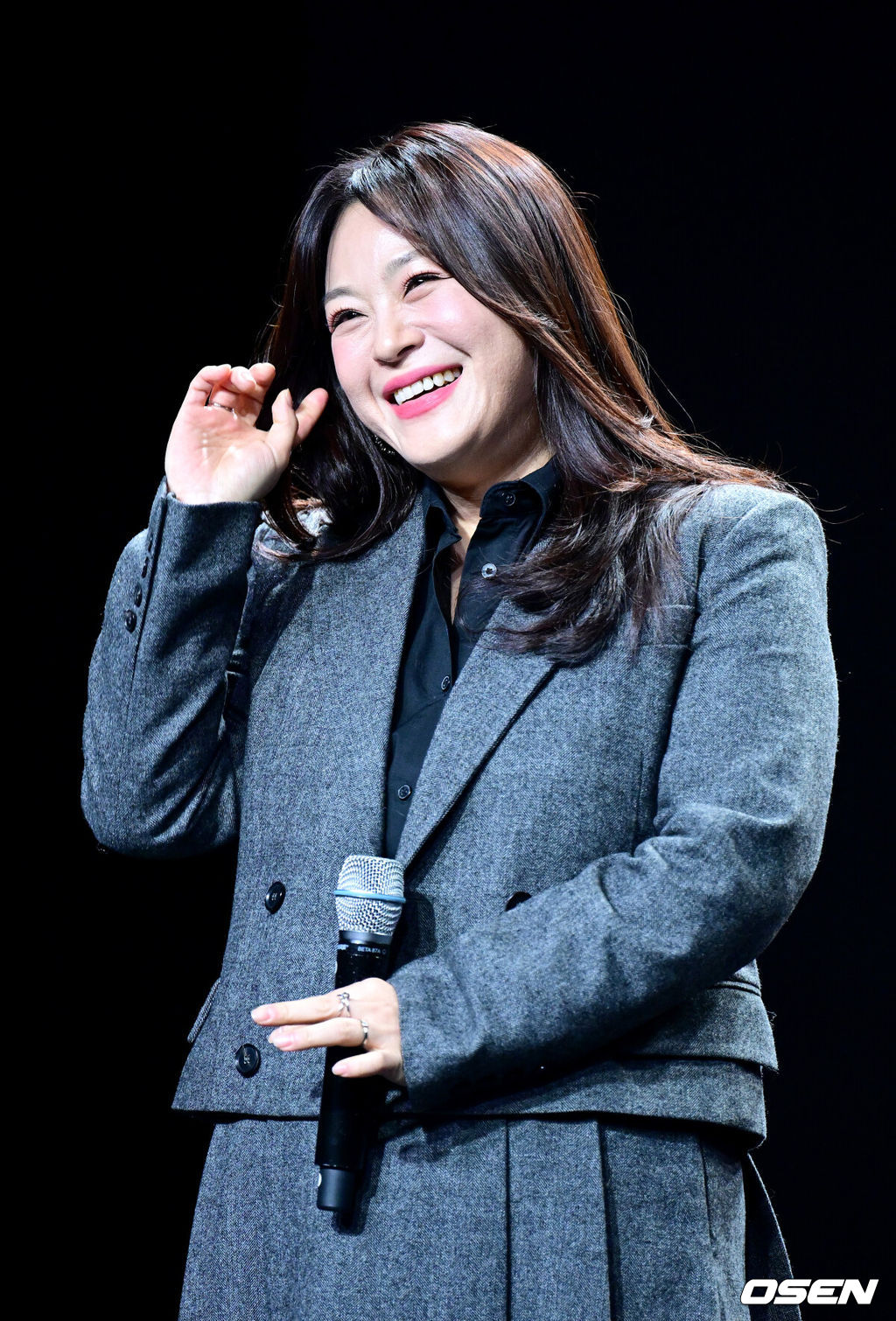 가수 이영현이 19일 오후 서울 청담동 일지아트홀에서 정규 3집 'PRIVATE’(프라이빗) 발매 간담회를 가졌다.이영현의 세 번째 정규 앨범 'PRIVATE'는 살아오면서 이영현이 느낀 다양한 순간들을 자신만의 방식으로 표현한 앨범으로 10개 트랙의 작사, 작곡에 참여했다. 이영현의 민낯을 보는 듯한 사적인 이야기로 구성된 만큼 이영현 본연의 매력으로 리스너들을 공감시키고 빠져들게 한다.이영현이 인사말을 전하며 미소짓고 있다. 2024.12.19 / dreamer@osen.co.kr