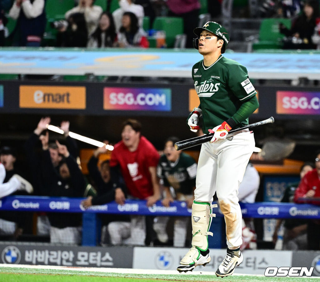 프로야구 SSG 랜더스가 LG 트윈스에 짜릿한 끝내기 승리를 거뒀다.SSG는 24일 인천 SSG랜더스필드에서 열린 2025 KBO리그 LG와 경기에서 9회 한유섬의 끝내기 안타로 5-4 승리했다.SSG 한유섬이 끝내기 타구를 바라보고 있다. 025.05.24 /jpnews@osen.co.kr