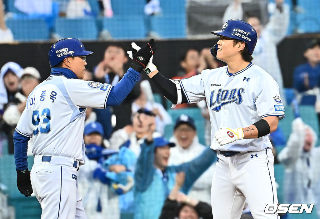 24일 대구삼성라이온즈파크에서 2025 신한 SOL 뱅크 KBO 리그 삼성 라이온즈와 KIA 타이거즈의 경기가 열렸다. 홈팀 삼성은 이승현이, 방문팀 KIA는 김도현이 선발 출전했다. 삼성 라이온즈 류지혁이 4회말 2사 만루 싹쓸이 좌중간 2루타를 치고 실책을 틈타 3루까지 진루한 후 하이파이브를 하고 있다. 2025.05.24 / foto0307@osen.co.kr