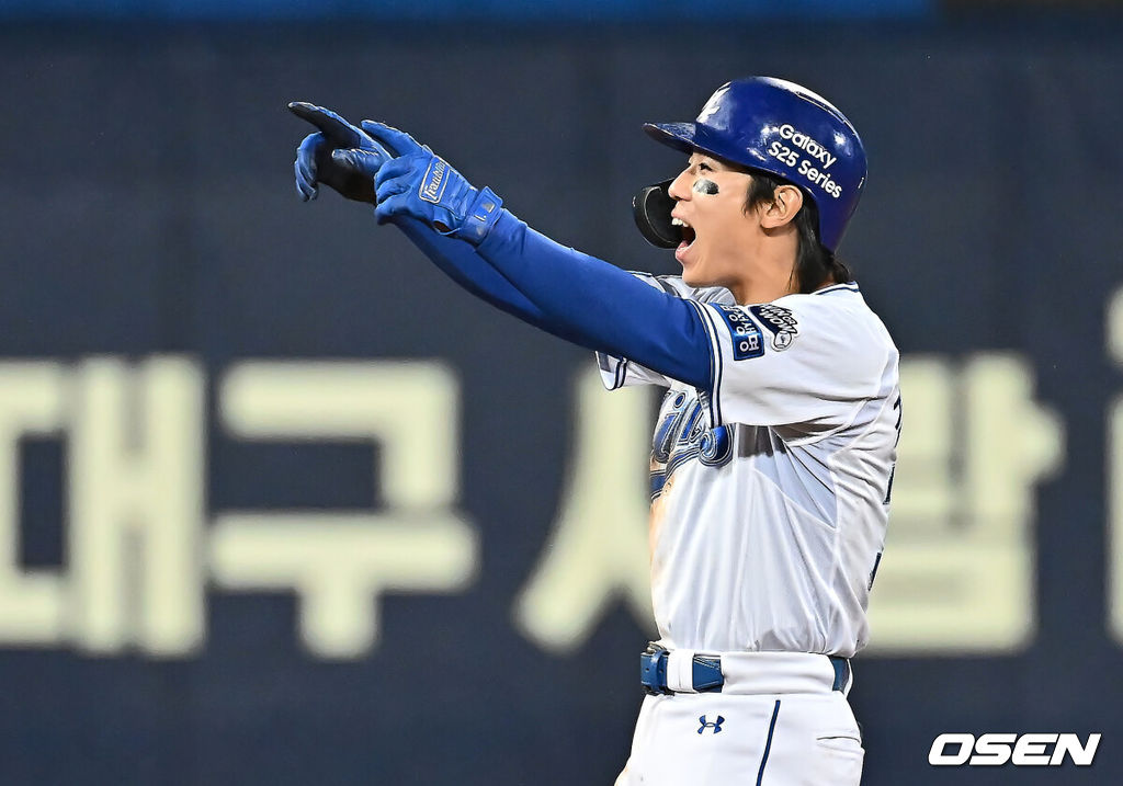 24일 대구삼성라이온즈파크에서 2025 신한 SOL 뱅크 KBO 리그 삼성 라이온즈와 KIA 타이거즈의 경기가 열렸다. 홈팀 삼성은 이승현이, 방문팀 KIA는 김도현이 선발 출전했다. 삼성 라이온즈 김성윤이 8회말 2사 만루 좌익수 뒤 2타점 2루타를 치고 세리머니를 하고 있다. 2025.05.24 / foto0307@osen.co.kr