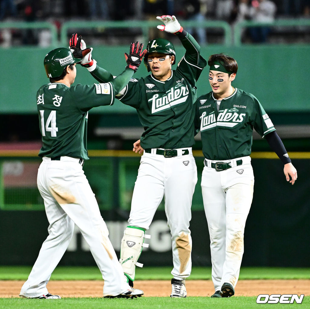 프로야구 SSG 랜더스가 LG 트윈스에 짜릿한 끝내기 승리를 거뒀다.SSG는 24일 인천 SSG랜더스필드에서 열린 2025 KBO리그 LG와 경기에서 9회 한유섬의 끝내기 안타로 5-4 승리했다.끝내기 안타를 날린 SSG 한유섬이 최정, 최지훈과 승리를 기뻐하고 있다. 025.05.24 /jpnews@osen.co.kr