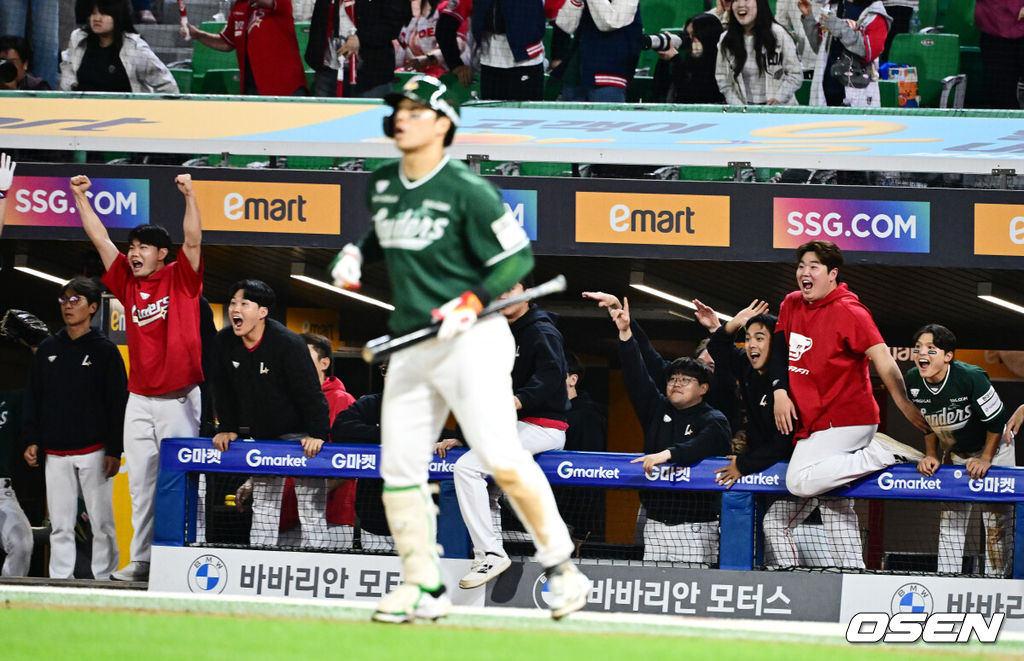 프로야구 SSG 랜더스가 LG 트윈스에 짜릿한 끝내기 승리를 거뒀다.SSG는 24일 인천 SSG랜더스필드에서 열린 2025 KBO리그 LG와 경기에서 9회 한유섬의 끝내기 안타로 5-4 승리했다.SSG 한유섬이 끝내기 안타를 날리자 더그아웃의 동료선수들이 기뻐하고 있다. 025.05.24 /jpnews@osen.co.kr
