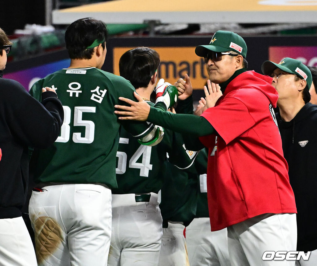 프로야구 SSG 랜더스가 LG 트윈스에 짜릿한 끝내기 승리를 거뒀다.SSG는 24일 인천 SSG랜더스필드에서 열린 2025 KBO리그 LG와 경기에서 9회 한유섬의 끝내기 안타로 5-4 승리했다.SSG 이숭용 감독이 끝내기 안타를 날린 한유섬과 승리를 기뻐하고 있다. 025.05.24 /jpnews@osen.co.kr