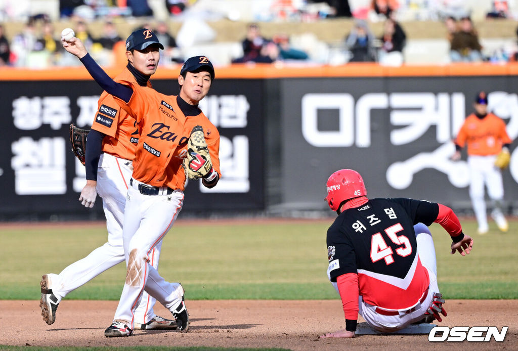 8회초 무사 1루 상황 KIA 이우성의 병살타 때 한화 2루수 황영묵이 주자 위즈덤을 포스아웃 시킨 뒤 1루로 송구하고 있다. 2025.03.29 / dreamer@osen.co.kr