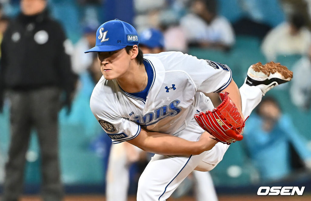 24일 대구삼성라이온즈파크에서 2025 신한 SOL 뱅크 KBO 리그 삼성 라이온즈와 KIA 타이거즈의 경기가 열렸다. 홈팀 삼성은 이승현이, 방문팀 KIA는 김도현이 선발 출전했다. 삼성 라이온즈 이호성이 역투하고 있다. 2025.05.24 / foto0307@osen.co.kr
