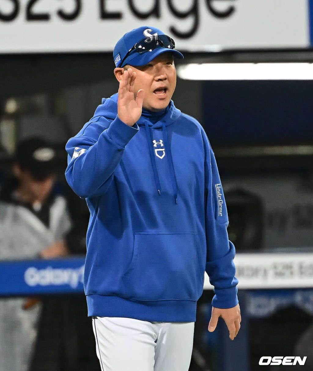 24일 대구삼성라이온즈파크에서 2025 신한 SOL 뱅크 KBO 리그 삼성 라이온즈와 KIA 타이거즈의 경기가 열렸다. 홈팀 삼성은 이승현이, 방문팀 KIA는 김도현이 선발 출전했다. 삼성 라이온즈 박진만 감독이 KIA 타이거즈에 8-4로 승리한 후 선수들과 하이파이브를 하고 있다. 2025.05.24 / foto0307@osen.co.kr