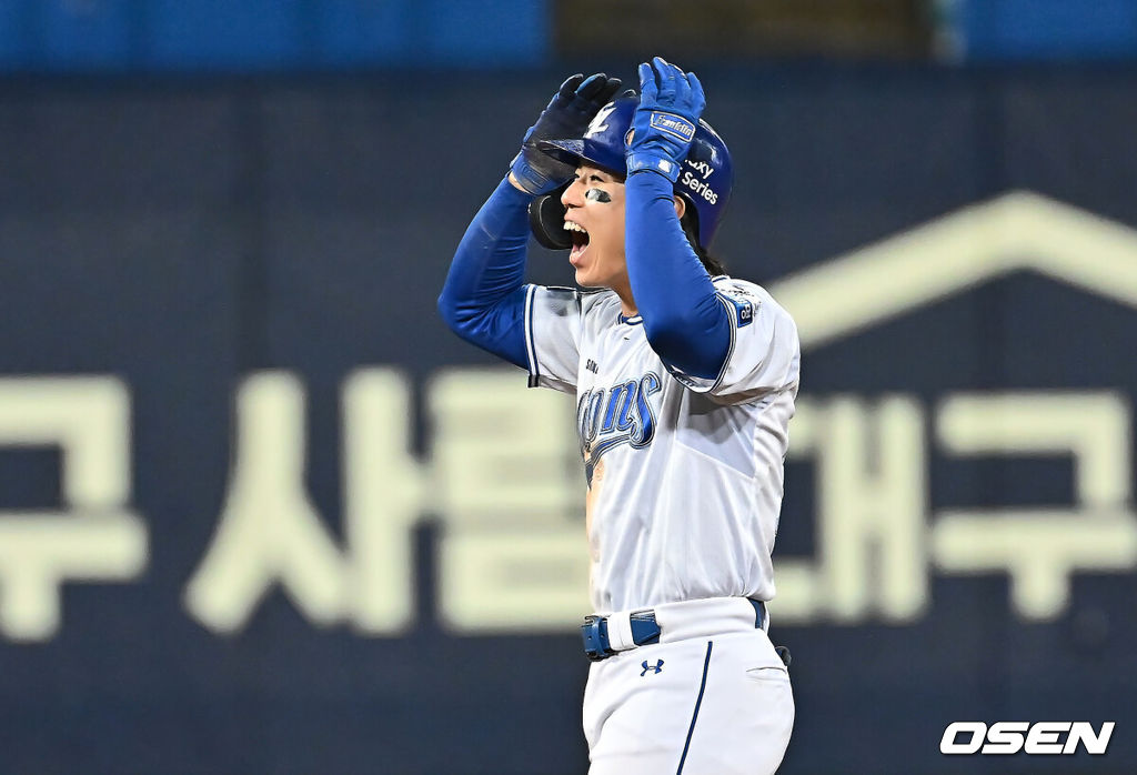 24일 대구삼성라이온즈파크에서 2025 신한 SOL 뱅크 KBO 리그 삼성 라이온즈와 KIA 타이거즈의 경기가 열렸다. 홈팀 삼성은 이승현이, 방문팀 KIA는 김도현이 선발 출전했다. 삼성 라이온즈 김성윤이 8회말 2사 만루 좌익수 뒤 2타점 2루타를 치고 세리머니를 하고 있다. 2025.05.24 / foto0307@osen.co.kr