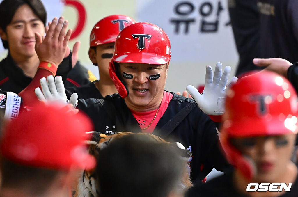 24일 대구삼성라이온즈파크에서 2025 신한 SOL 뱅크 KBO 리그 삼성 라이온즈와 KIA 타이거즈의 경기가 열렸다. 홈팀 삼성은 이승현이, 방문팀 KIA는 김도현이 선발 출전했다. KIA 타이거즈 최형우가 4회초 무사 2루 우월 2점 홈런을 치고 하이파이브를 하고 있다. 2025.05.24 / foto0307@osen.co.kr