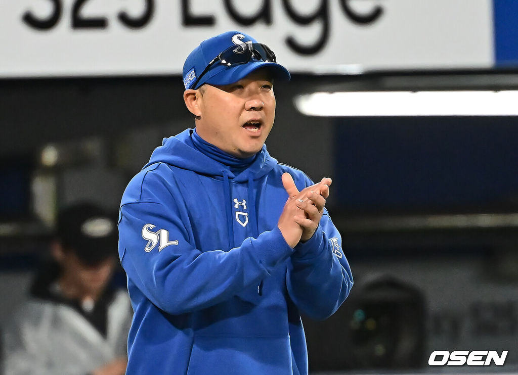 24일 대구삼성라이온즈파크에서 2025 신한 SOL 뱅크 KBO 리그 삼성 라이온즈와 KIA 타이거즈의 경기가 열렸다. 홈팀 삼성은 이승현이, 방문팀 KIA는 김도현이 선발 출전했다. 삼성 라이온즈 박진만 감독이 KIA 타이거즈에 8-4로 승리한 후 선수들에게 박수를 보내고 있다. 2025.05.24 / foto0307@osen.co.kr
