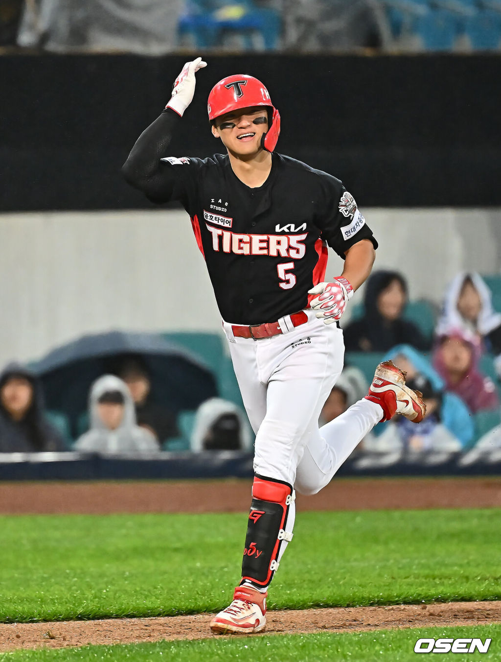24일 대구삼성라이온즈파크에서 2025 신한 SOL 뱅크 KBO 리그 삼성 라이온즈와 KIA 타이거즈의 경기가 열렸다. 홈팀 삼성은 이승현이, 방문팀 KIA는 김도현이 선발 출전했다. KIA 타이거즈 김도영이 7회초 2사 좌월 솔로 홈런을 치고 세리머니를 하고 있다. 2025.05.24 / foto0307@osen.co.kr