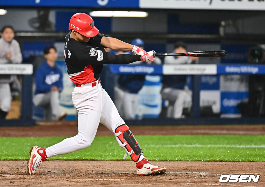 24일 대구삼성라이온즈파크에서 2025 신한 SOL 뱅크 KBO 리그 삼성 라이온즈와 KIA 타이거즈의 경기가 열렸다. 홈팀 삼성은 이승현이, 방문팀 KIA는 김도현이 선발 출전했다. KIA 타이거즈 김도영이 7회초 2사 좌월 솔로 홈런을 치고 있다. 2025.05.24 / foto0307@osen.co.kr