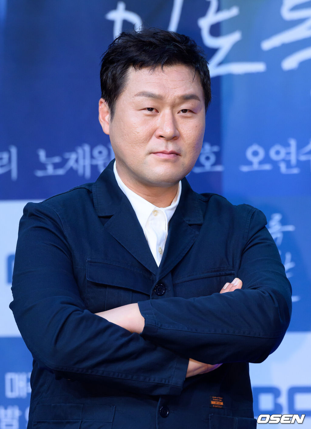 10일 오후 서울 26일 상암 MBC에서 MBC 새 금토드라마 '이토록 친밀한 배신자' 제작발표회가 열렸다.'이토록 친밀한 배신자'는 국내 최고의 프로파일러가 수사 중인 살인사건에 얽힌 딸의 비밀과 마주하고, 처절하게 무너져가며 심연 속의 진실을 쫓는 '부녀 스릴러' 드라마로 10월 11일 밤 9시 40분에 첫 방송된다.배우 윤경호가 포토타임을 가지고 있다. 2024.10.10 /sunday@osen.co.kr