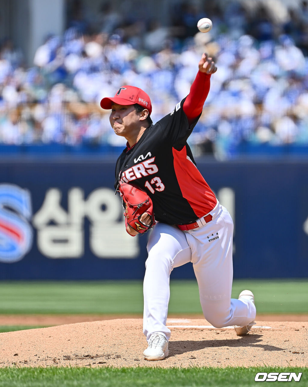 25일 대구삼성라이온즈파크에서 2025 신한 SOL 뱅크 KBO 리그 삼성 라이온즈와 KIA 타이거즈의 경기가 열렸다. 홈팀 삼성은 원태인이, 방문팀 KIA는 윤영철이 선발 출전했다. KIA 타이거즈 선발 투수 윤영철이 역투하고 있다. 2025.05.25 / foto0307@osen.co.kr