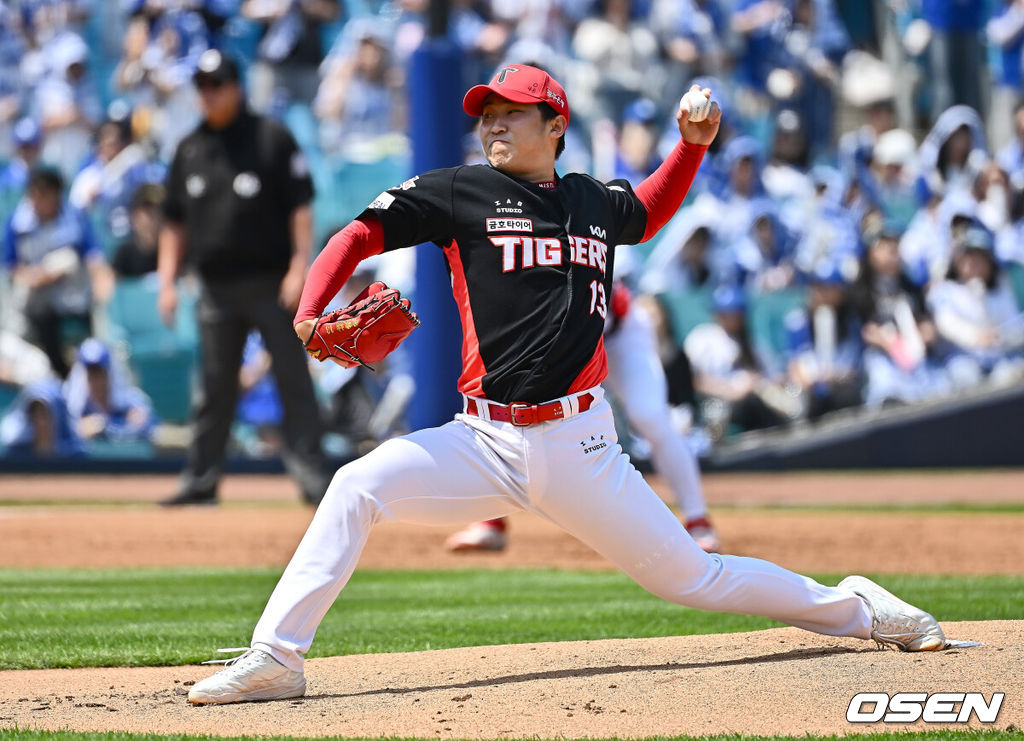 25일 대구삼성라이온즈파크에서 2025 신한 SOL 뱅크 KBO 리그 삼성 라이온즈와 KIA 타이거즈의 경기가 열렸다. 홈팀 삼성은 원태인이, 방문팀 KIA는 윤영철이 선발 출전했다. KIA 타이거즈 선발 투수 윤영철이 역투하고 있다. 2025.05.25 / foto0307@osen.co.kr