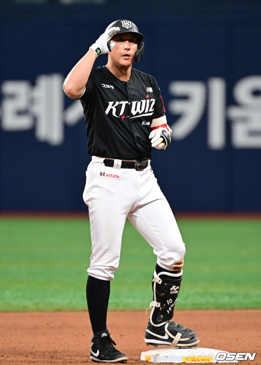 23일 오후 서울 고척스카이돔에서 2025 신한 SOL Bank KBO리그 키움 히어로즈와 KT 위즈의 경기가 열린다.이날 키움은 김윤하, KT는 오원석을 선발로 내세웠다.5회초 1사 3루 KT 황재균이 1타점 2루타를 날린 뒤 세리머니를 하고 있다. 2025.05.23 /cej@osen.co.kr