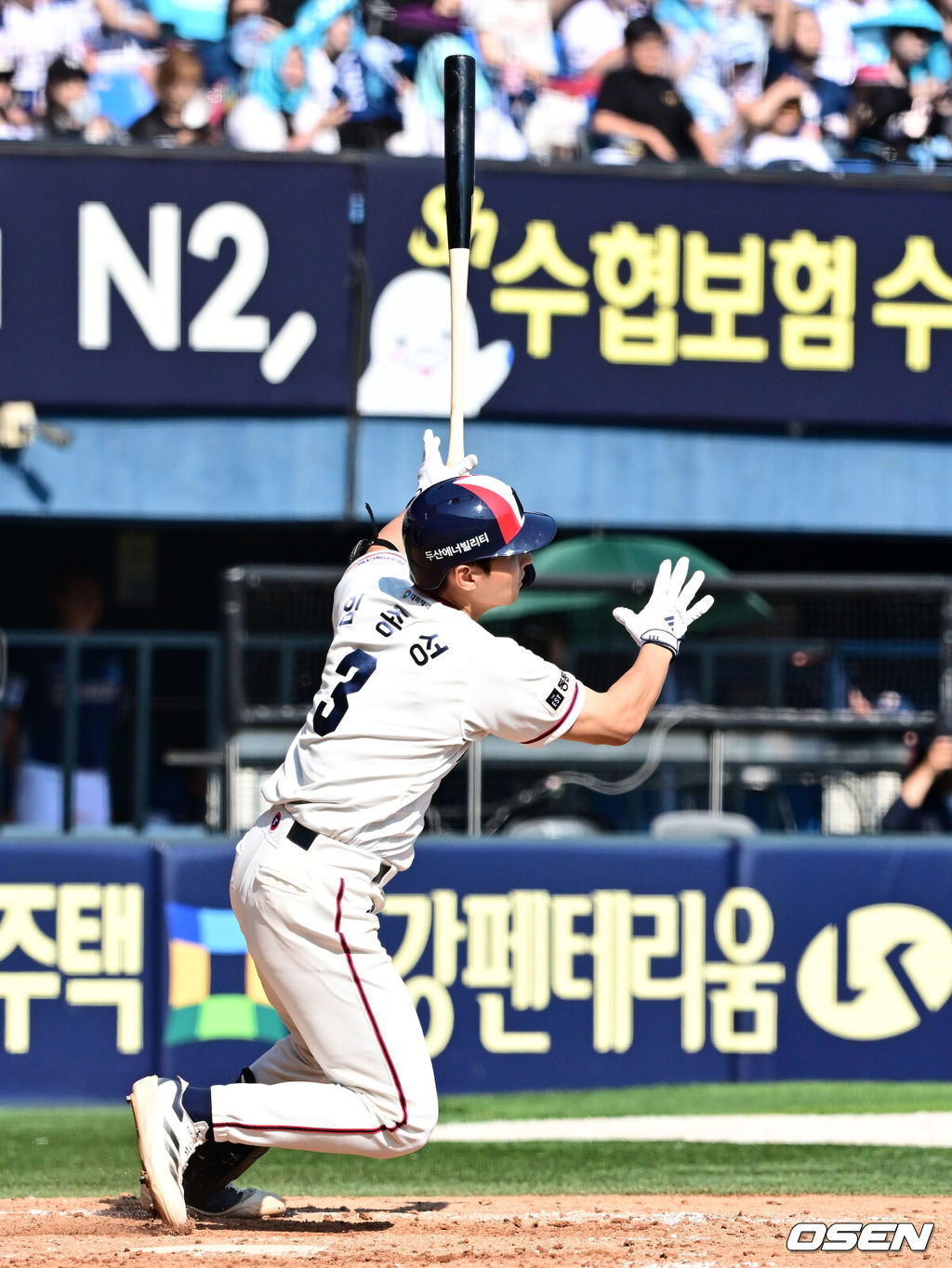 25일 서울 잠실구장에서 2025 신한 SOL Bank KBO리그 두산 베어스와 NC 다이노스의 경기가 열렸다.이날 두산은 잭로그, 콜어빈, NC는 최성용을 선발로 내세웠다.5회말 1사 만루에서 두산 임종성이 역전 중견수 희생플라이를 날리고 있다. 2025.05.25 /jpnews@osen.co.kr