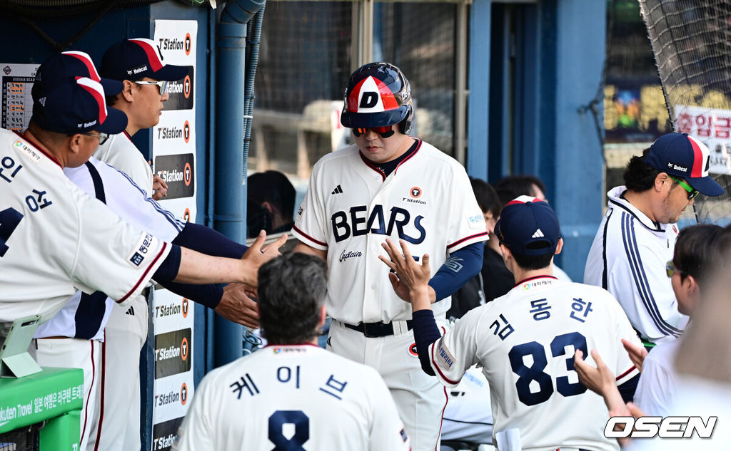 25일 서울 잠실구장에서 2025 신한 SOL Bank KBO리그 두산 베어스와 NC 다이노스의 경기가 열렸다.이날 두산은 잭로그, 콜어빈, NC는 최성용을 선발로 내세웠다.5회말 1사 만루에서 두산 양의지가 김기연의 밀어내기 볼넷에 득점하며 이승엽 감독과 하이파이브를 하고 있다. 2025.05.25 /jpnews@osen.co.kr