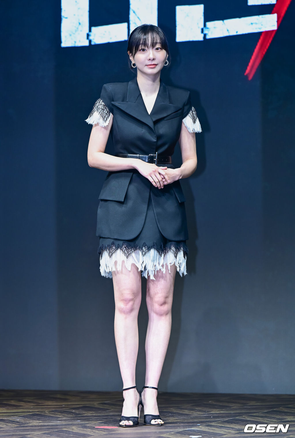 14일 오전 서울 종로구 JW 메리어트 동대문 스퀘어에서 디즈니+ 오리지널 시리즈 '나인 퍼즐' 제작발표회가 열렸다.윤종빈 감독의 신작 '나인 퍼즐’은 10년 전, 미결 사건의 유일한 목격자이자 현직 프로파일러인 ‘이나’(김다미)와 그를 끝까지 용의자로 의심하는 강력팀 형사 ‘한샘’(손석구)이 의문의 퍼즐 조각과 함께 다시 시작된 연쇄살인 사건의 비밀을 파헤치는 추리 스릴러다.배우 김다미가 포토타임을 하고 있다. 2025.05.14 /jpnews@osen.co.kr