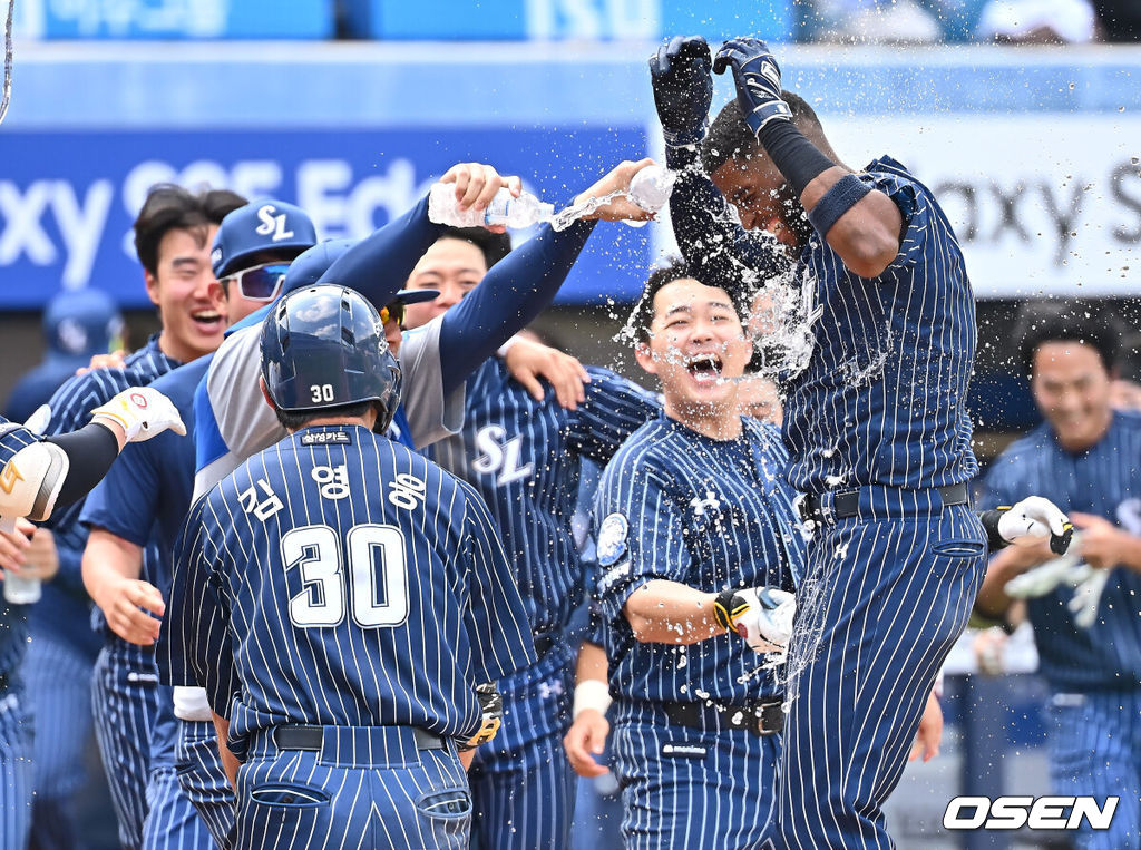 25일 대구삼성라이온즈파크에서 2025 신한 SOL 뱅크 KBO 리그 삼성 라이온즈와 KIA 타이거즈의 경기가 열렸다. 홈팀 삼성은 원태인이, 방문팀 KIA는 윤영철이 선발 출전했다. 삼성 라이온즈 디아즈가 9회말 끝내기 홈런을 치고 선수들의 축하를 받고 있다. 2025.05.25 / foto0307@osen.co.kr
