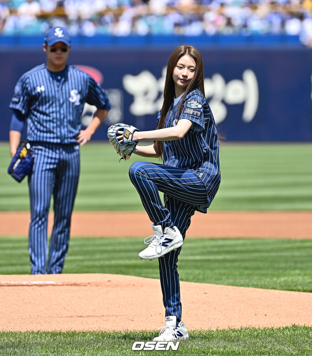 25일 대구삼성라이온즈파크에서 2025 신한 SOL 뱅크 KBO 리그 삼성 라이온즈와 KIA 타이거즈의 경기가 열렸다. 홈팀 삼성은 원태인이, 방문팀 KIA는 윤영철이 선발 출전했다. 걸그룹 키키 멤버 하음이 시구를 하고 있다. 2025.05.25 / foto0307@osen.co.kr