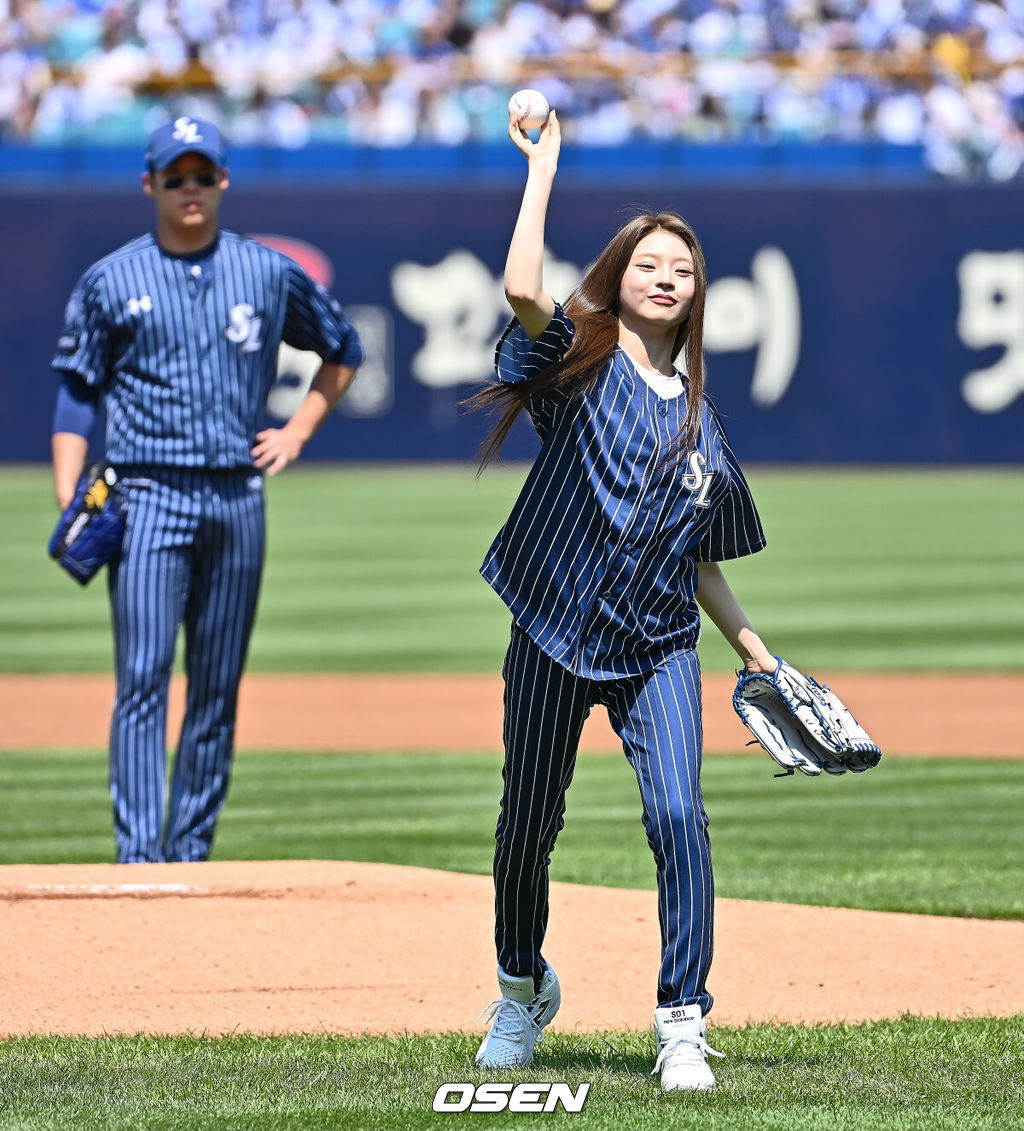 25일 대구삼성라이온즈파크에서 2025 신한 SOL 뱅크 KBO 리그 삼성 라이온즈와 KIA 타이거즈의 경기가 열렸다. 홈팀 삼성은 원태인이, 방문팀 KIA는 윤영철이 선발 출전했다. 걸그룹 키키 멤버 하음이 시구를 하고 있다. 2025.05.25 / foto0307@osen.co.kr