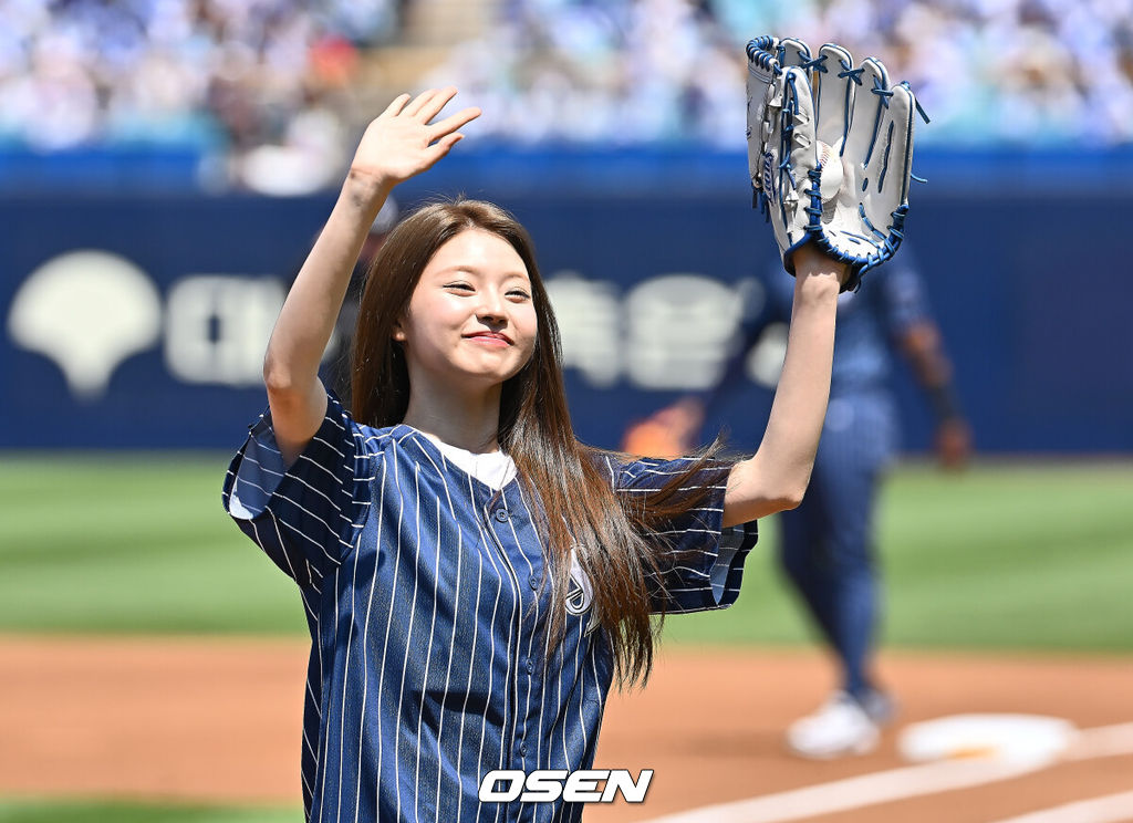 25일 대구삼성라이온즈파크에서 2025 신한 SOL 뱅크 KBO 리그 삼성 라이온즈와 KIA 타이거즈의 경기가 열렸다. 홈팀 삼성은 원태인이, 방문팀 KIA는 윤영철이 선발 출전했다. 걸그룹 키키 멤버 하음이 시구를 하고 있다. 2025.05.25 / foto0307@osen.co.kr