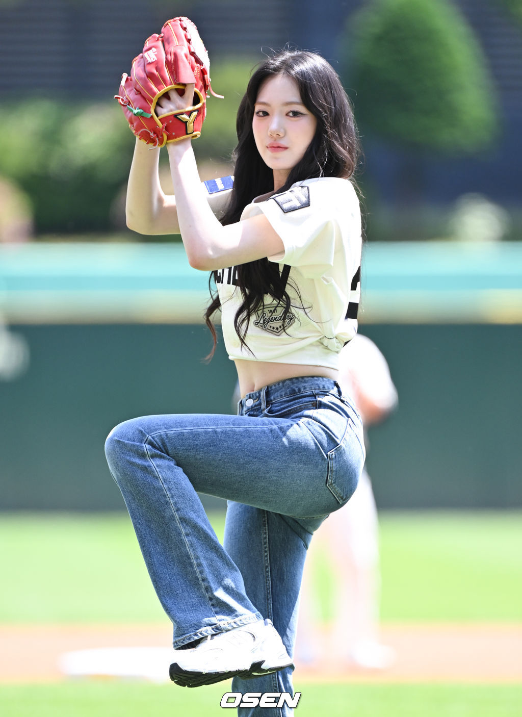 25일 인천 SSG랜더스필드에서 2025 신한 SOL Bank KBO리그 SSG 랜더스와 LG 트윈스의 경기가 열렸다.SSG은 전영준을 LG는 송승기를 선발투수로 내세웠다.키키 수이가 시구를 하고 있다. 2025.05.25 /cej@osen.co.kr