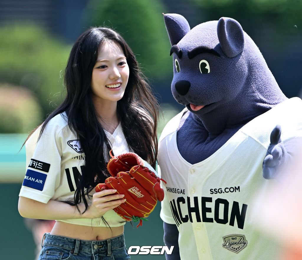 25일 인천 SSG랜더스필드에서 2025 신한 SOL Bank KBO리그 SSG 랜더스와 LG 트윈스의 경기가 열렸다.SSG은 전영준을 LG는 송승기를 선발투수로 내세웠다.키키 수이가 시구를 마친 뒤 그라운드를 떠나고 있다. 2025.05.25 /cej@osen.co.kr