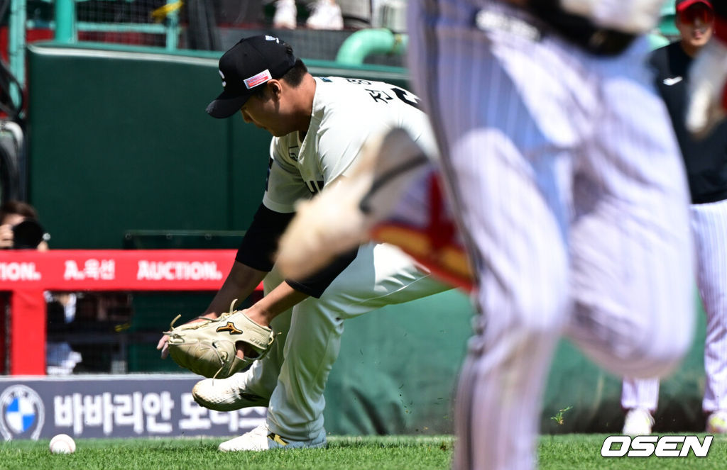 25일 인천 SSG랜더스필드에서 2025 신한 SOL Bank KBO리그 SSG 랜더스와 LG 트윈스의 경기가 열렸다.SSG은 전영준을 LG는 송승기를 선발투수로 내세웠다.3회초 2사 1,2루 SSG 선발 전영준이 LG 오스틴의 내야안타를 처리하고 있다. 2025.05.25 /cej@osen.co.kr