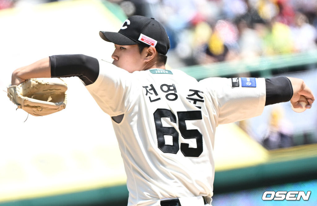 25일 인천 SSG랜더스필드에서 2025 신한 SOL Bank KBO리그 SSG 랜더스와 LG 트윈스의 경기가 열렸다.SSG은 전영준을 LG는 송승기를 선발투수로 내세웠다.1회초 SSG 선발 전영준이 역투하고 있다. 2025.05.25 /cej@osen.co.kr