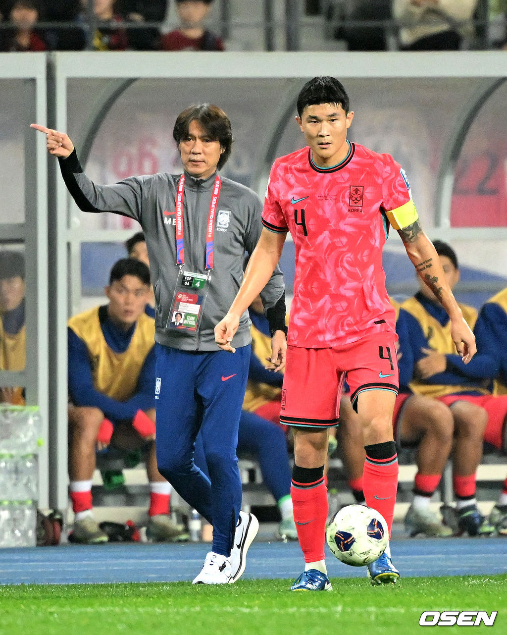 홍명보 감독이 이끄는 한국 축구대표팀은 15일 오후 8시 용인미르스타디움에서 이라크와 2026 국제축구연맹(FIFA) 북중미월드컵 아시아지역 3차예선 B조 4차전을 치러 3-2로 이겼다.한국은 3승 1무, 승점 10을 기록하며 조 1위를 유지했다. 이라크는 2승 1무 1패, 승점 7로 2위.후반 한국 김민재가 패스를 시도하고 있다. 2024.10.15 /sunday@osen.co.kr